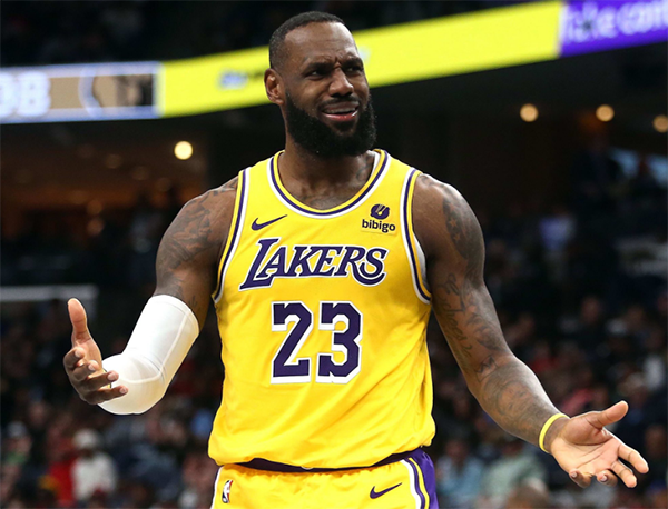 提前离场！39岁詹皇带病坚持，终究不敌伤病退出比赛