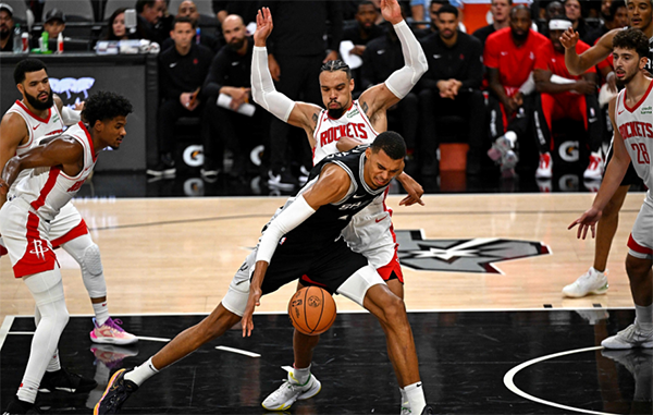 文班亚马21+12生涯首胜：绝平救主疯狂庆祝 多次暴扣点燃球馆