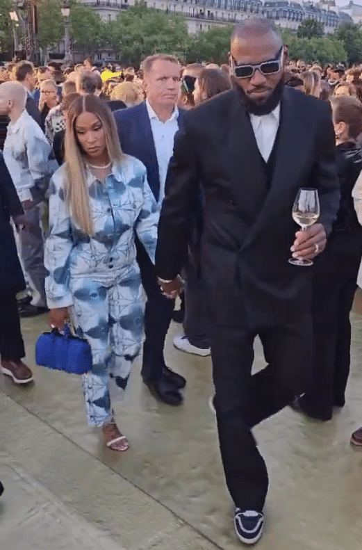 詹姆斯携妻现身巴黎时装周！名记解读詹追街头合影：格林将和勇士续约