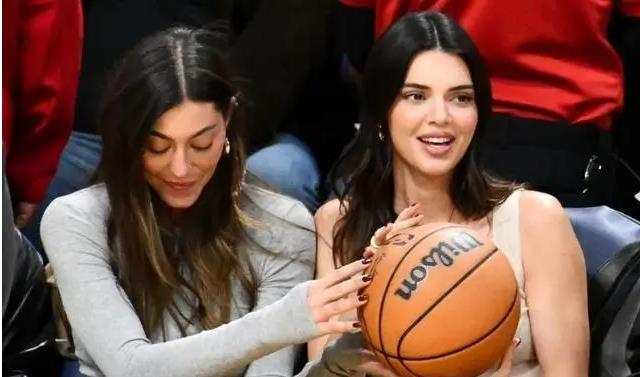 大胜鹈鹕，太阳赢球功臣单节25分，不是杜兰特，超模表白示爱