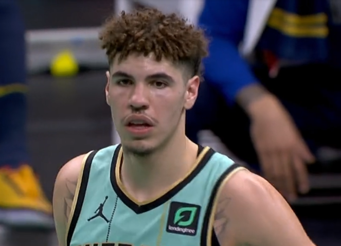 拉梅洛-鲍尔接受右手腕骨折手术 约4周后复查