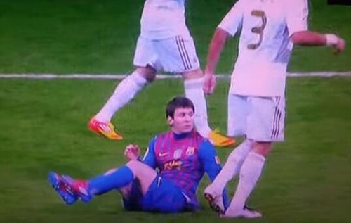 在<a href=/zuqiuzhibo/guowangbei/ target=_blank class=infotextkey>国王杯</a>比赛中佩佩故意踩梅西的手