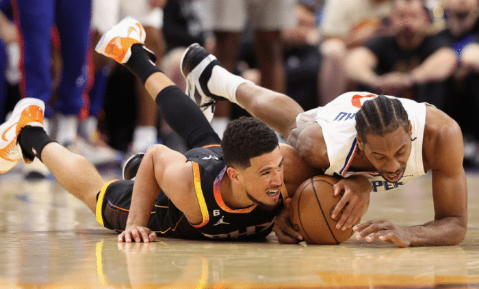 小卡38分掀翻太阳连创纪录！威少盖帽绝杀：怒吼+拍打胸肌疯狂庆祝