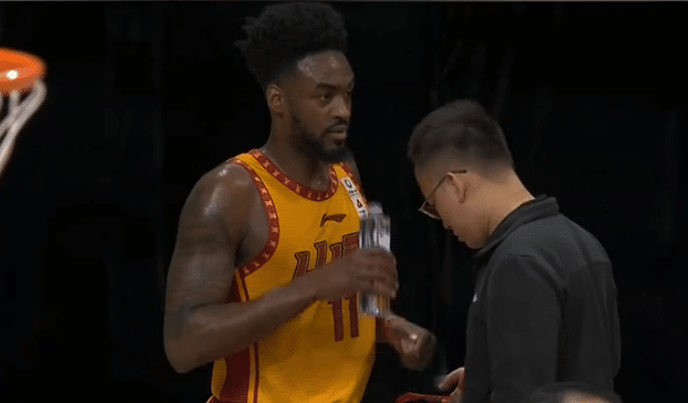 7人得分上双！新疆大胜山西，双塔轰39分24板，阿不都三分4中4