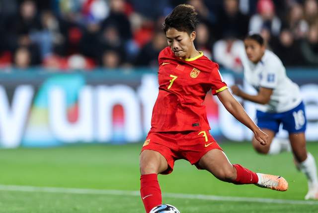 中国女足惨败！王霜说出实话，记者却给她扣黑帽，网友痛批博眼球