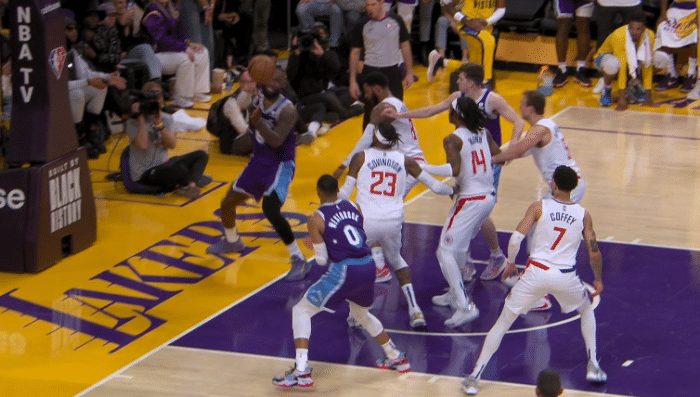 老詹脸色铁青离场！沃帅回应改判老詹踩线出界：强烈反对 完全是胡扯