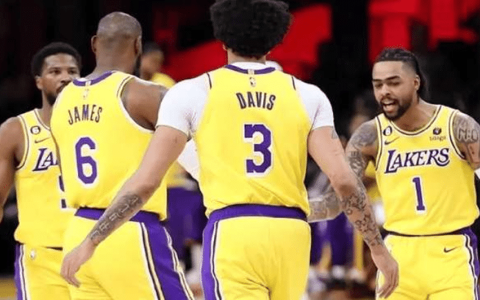 湖人正式出征三连客：詹眉率队表情严肃 内部目标曝光剑指季后赛