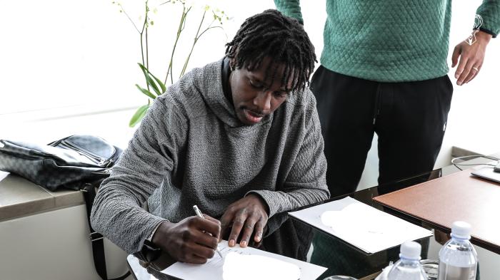 官宣！霍勒迪4年1.6亿正式续约，合同细节曝光，雄鹿三巨头能夺冠？