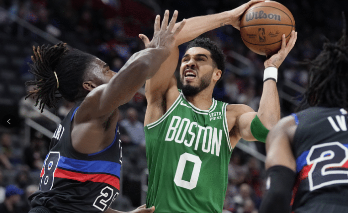 塔图姆43+10连刷纪录：比手势嘲讽菜鸟 带队豪取6连胜咧嘴大笑