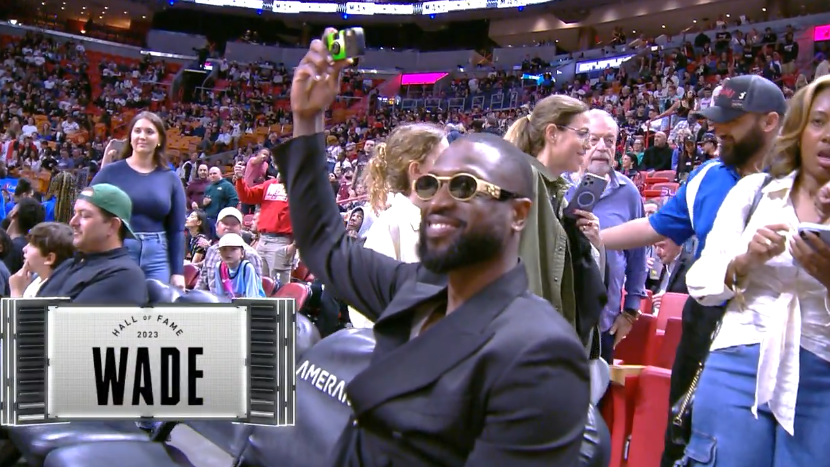 热火官宣为韦德立雕像！正式举办名人堂庆祝仪式：全场为他起立欢呼