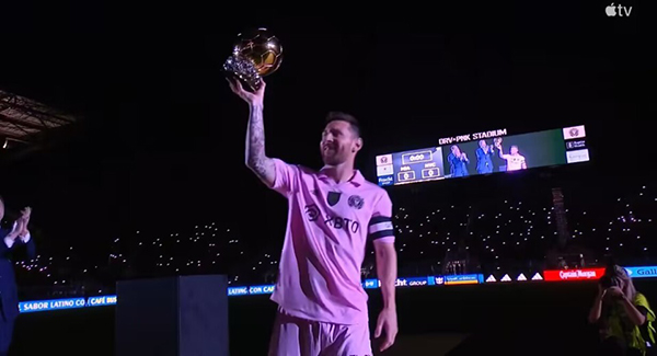 2万人欢呼中梅西单手举金球进场，霸气发言：明年继续夺冠