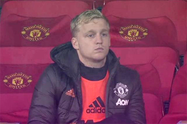 转会市场风云突变：范德贝克遭退货，曼联损失惨重！