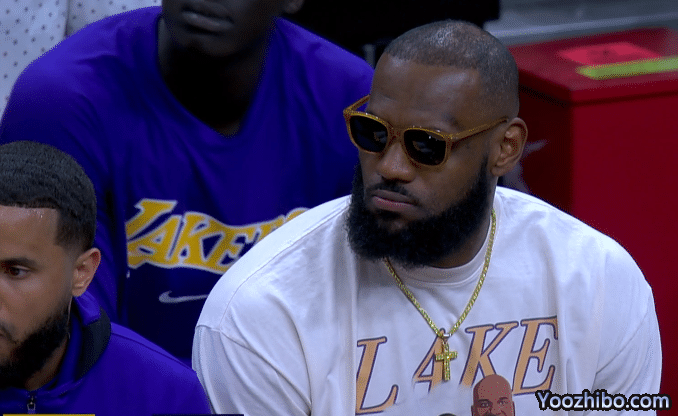 湖人命悬一线！老詹戴金表金链观战，官推：代表湖人家族