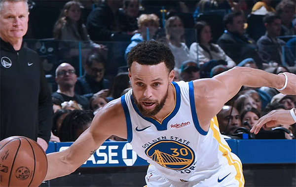 争议！库里单场三丢罚球，被打面部申诉，裁判在身前不为所动