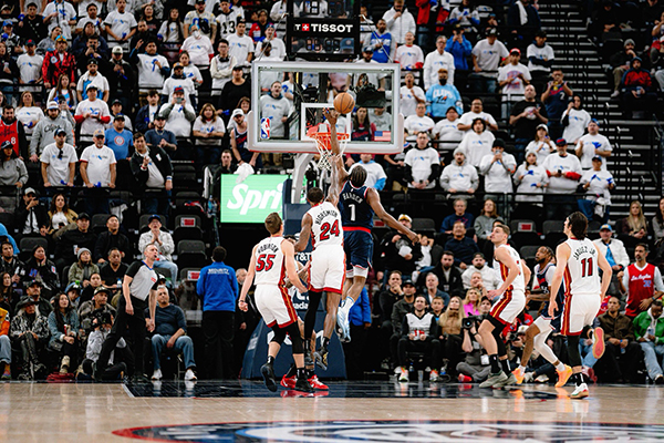 哈登帅气晒照贺胜 小卡回应限时令及旧伤复发缘