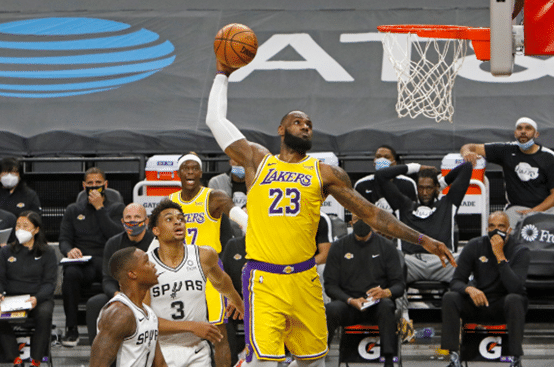 和空气击掌，上演鲤鱼打挺，36岁的詹姆斯为何越来越调皮？