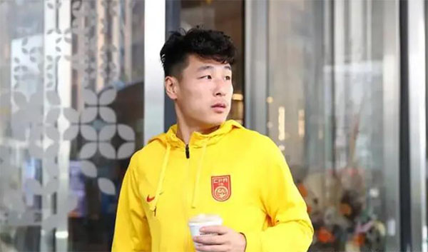 国足遇挫战新加坡，亚足联紧急动作引纷争！郑智发表震撼言论