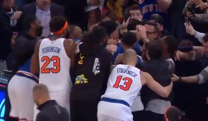 巴雷特打板压哨绝杀逆转！全队疯狂庆祝，球迷都不敢相信