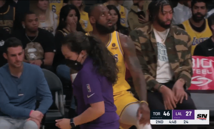 曝詹皇发怒一幕！拿球怒砸地板太生气，湖人又创两大耻辱纪录