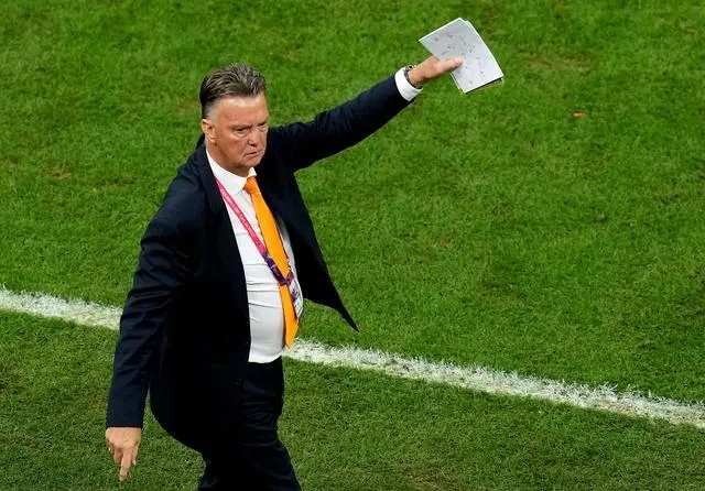 范加尔：卡塔尔世界杯我们对阿根廷的比赛被裁判打劫