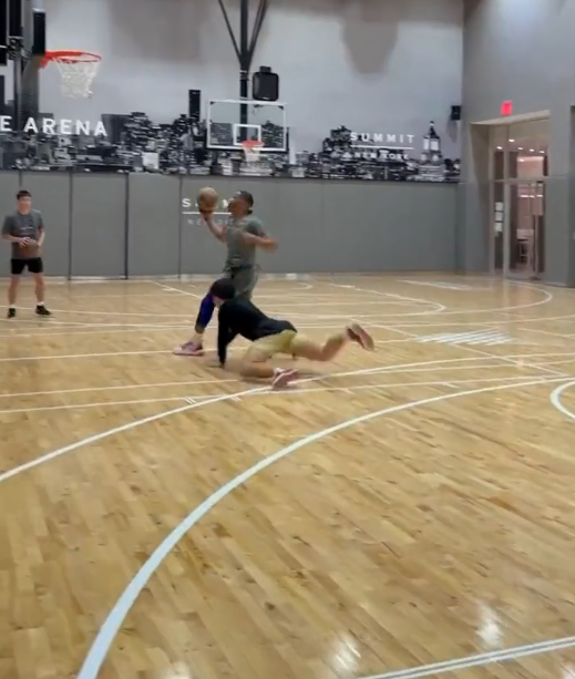 34岁威少最新训练曝光：多次暴扣+晃倒防守者 继续辅佐小卡乔治冲冠