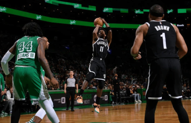 赛后拥抱塔图姆！欧文回应遭狂嘘：这就像被甩的女友还想要分手理由