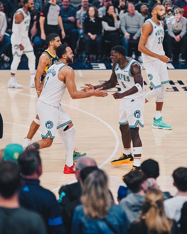 爱德华兹逆天制胜盖帽：后脑勺磕筐重摔倒地 化身崴脚战神狂轰44分