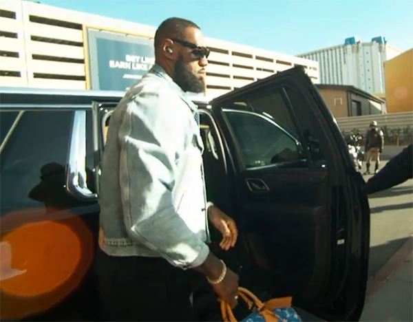 孩子地铁内嬉戏打闹 男子持刀伤人 速看最新快讯 詹皇备战决赛内幕曝光：早早训练被围观跟拍 看录像讨论战术全力冲冠