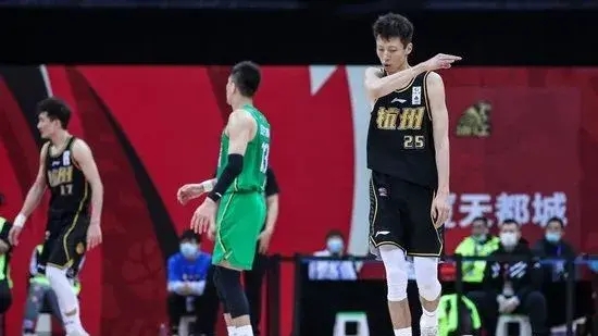 摔死你！郭艾伦又被攻击！今年第2次！能赢他的只有中国第一分卫