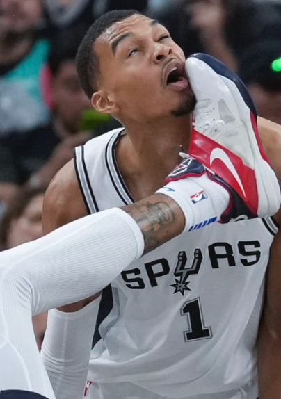 文班面部被踢引热议！邓肯也曾被踹 名宿：他能夺最佳新秀和DPOY