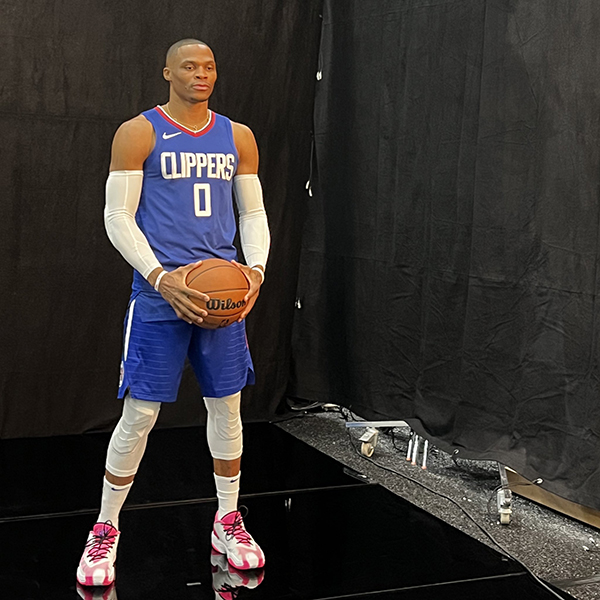 威少解释降薪留守快船！名记揭秘训练营：送每个队友一部苹果15手机