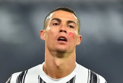 具体是怎么回事？C罗等球员在脸上涂口红反对家暴