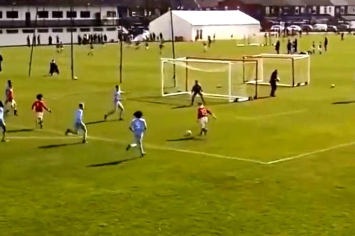 鲁尼长子穿曼联18号破曼城球门！终极梦想曝光，父子同时效力曼联