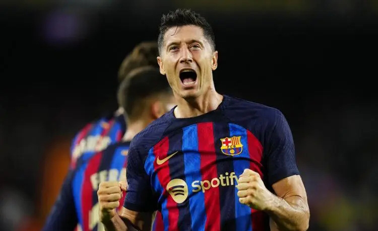 每体:莱万合同中23-24赛季的年薪最高 巴萨想协调球员降薪