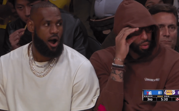 赛后拥抱哈登！威少超越名宿破纪录，惜败后与登哥寒暄满脸笑容