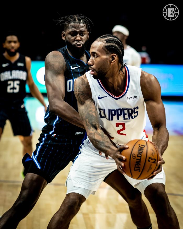 耻辱！快船惨遭16分逆转，最后140秒被打17-3，小卡离场时表情沮丧