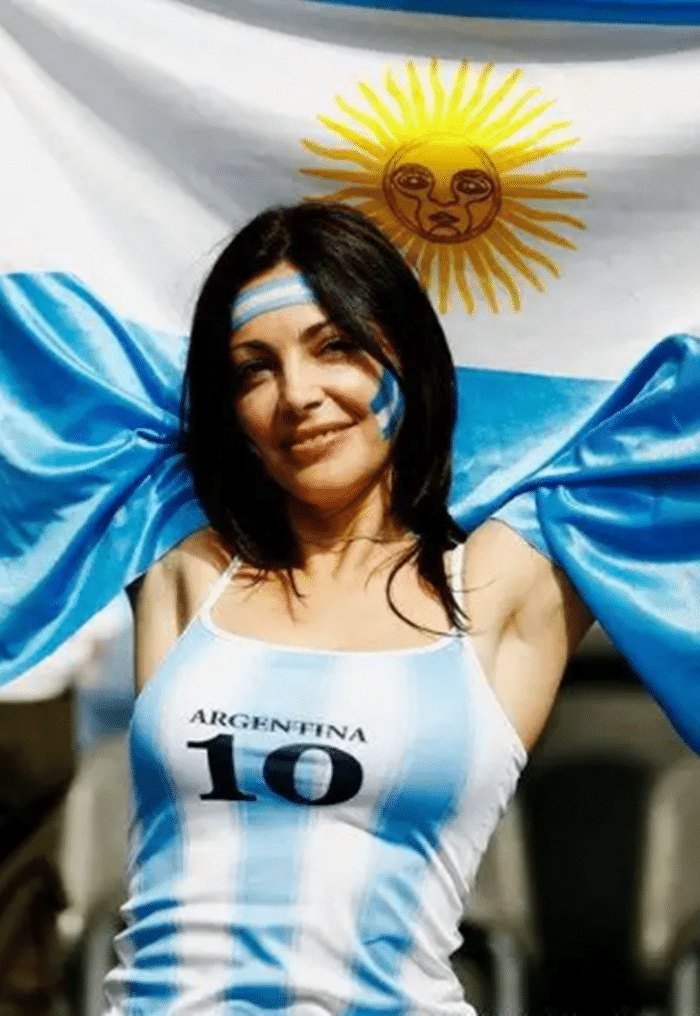 阿根廷处于困境，谁注意到梅西反应，赛后喊话，两名球员该清醒了