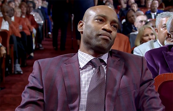 卡特荣耀入名人堂，泪洒现场，与麦迪相拥引全场欢呼