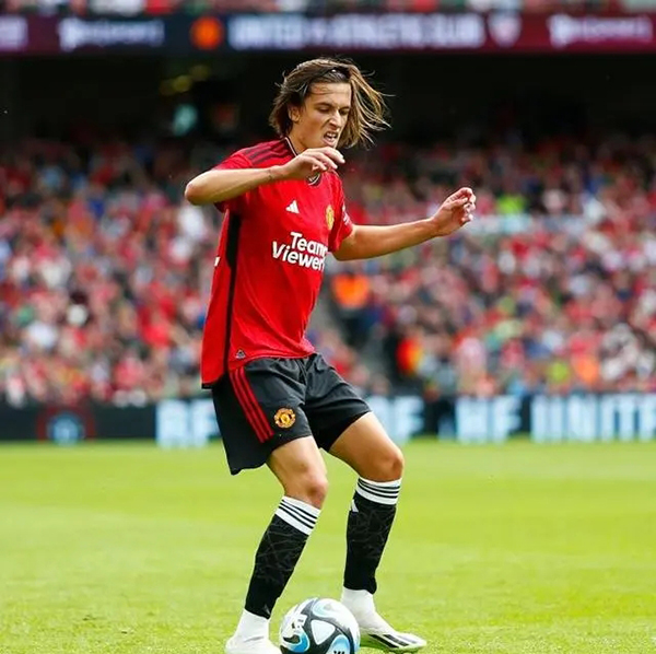 天空体育:格拉纳达和曼联谈租借阿尔瓦罗-费尔南德斯