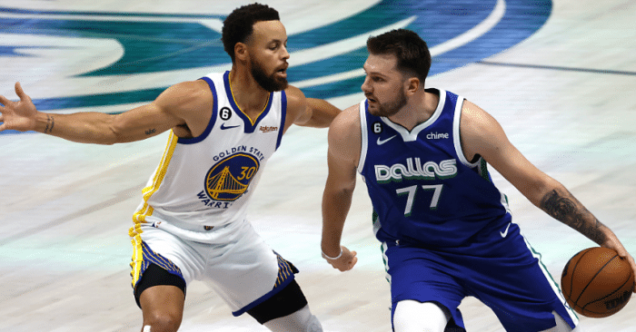 裁判吹罚引热议：库里关键走步东契奇无奈苦笑 1场吹10次走步违例