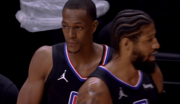 太坏了！贝弗利肘飞保罗+离场时挑衅，杨毅：要年轻点就会给一记炮拳！