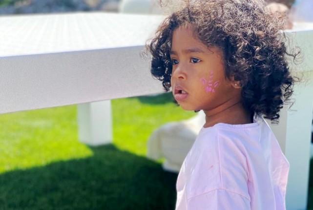 太像科比了！瓦妮莎晒小女儿凝视照片：爸爸和GiGi的双胞胎