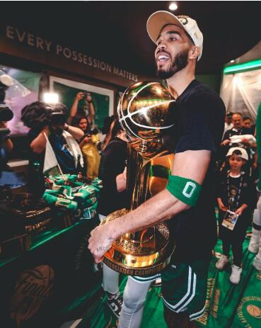 塔图姆苦熬7年夺冠 将迎第二个孩子