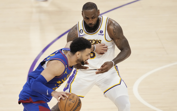 湖人球迷狂嘘詹姆斯！詹皇绝望离场并回应0-3 直言能翻盘创造奇迹