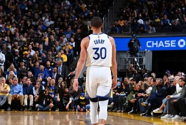 77年神迹终结！库里8中0梦游，双坑轰53分救赎，裁判再惹争议