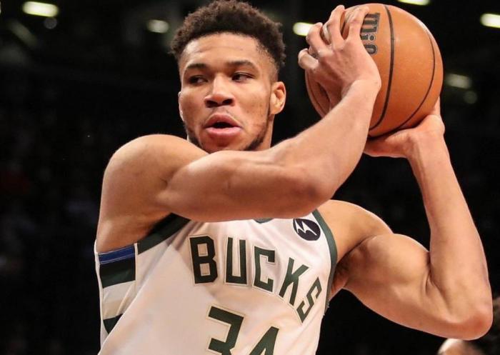 汤普森提前离场！赛后字母哥主动拥抱库里，勇士领袖强颜欢笑