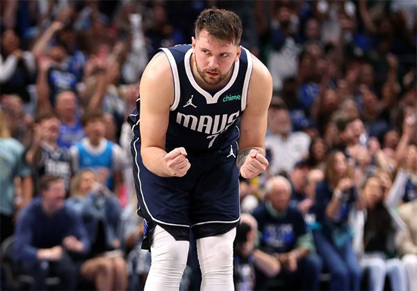 痛心！东契奇双膝负伤左膝流血还超拼，赛后诉浑身疼痛