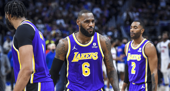 不断整理衣服，詹姆斯紧张了！被驱逐时鼓舞全队，湖人17分逆转