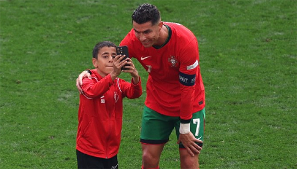 C罗爆发助葡萄牙出线 纪录与责任并存