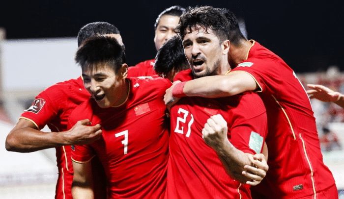 2次与中超元年冠军决裂！国足第一中场终于赢了，夏窗转会、留洋